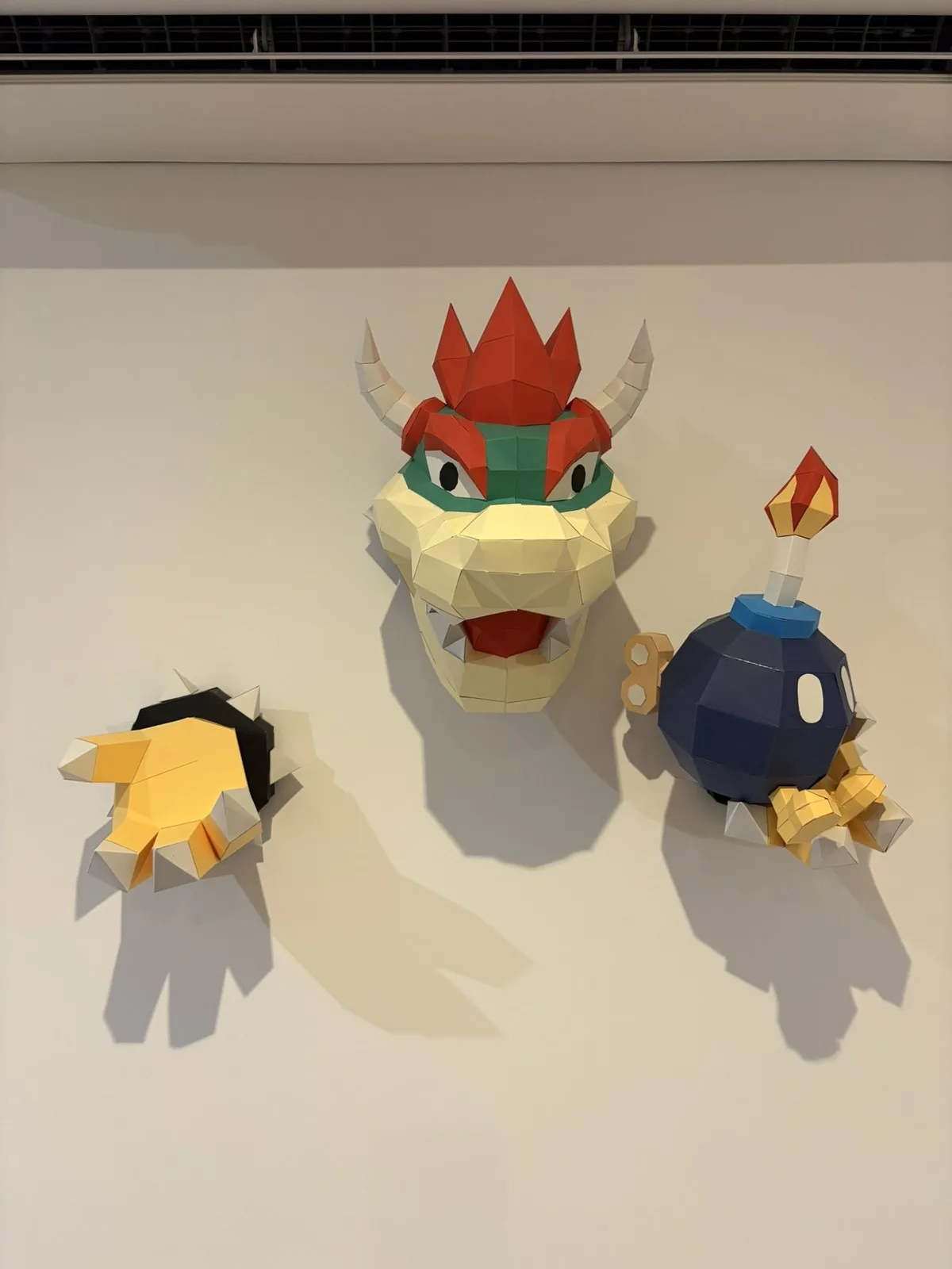 Mur avec tête de Bowser, Bob-omb bleu et patte griffue jaune de Bowser