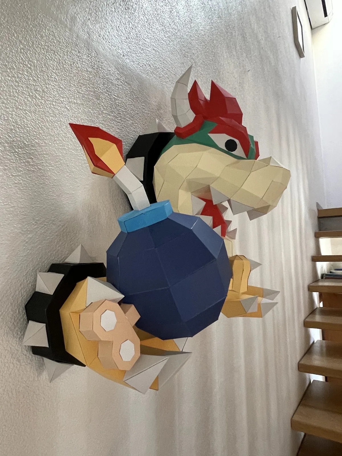 Composition murale Bowser (tête, pattes, carapace) avec grosse Bob-omb bleue