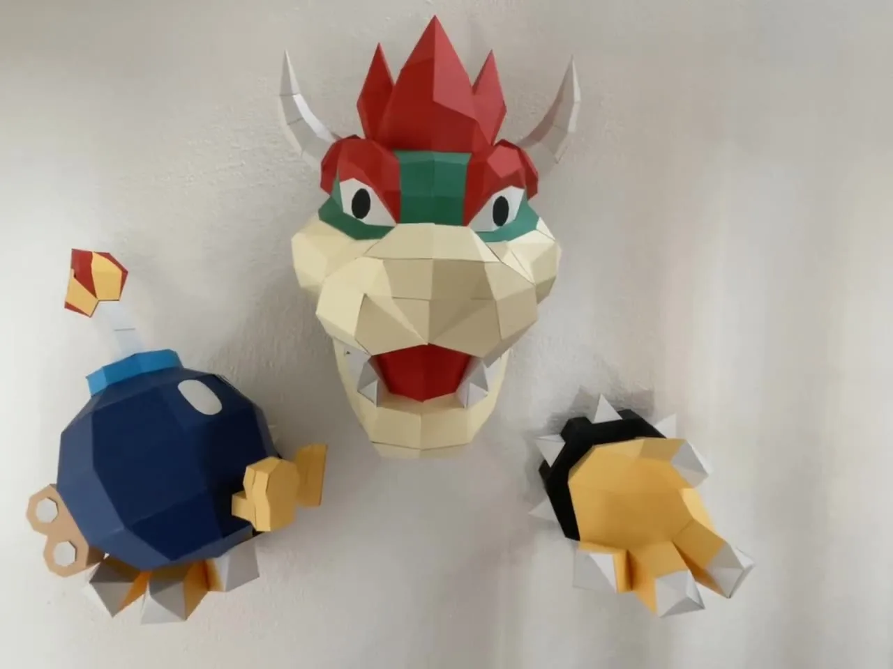Mur avec tête de Bowser, Bob-omb bleu et patte griffue jaune
