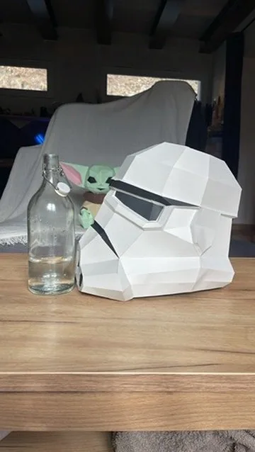 Casque Stormtrooper posé sur table basse en bois clair