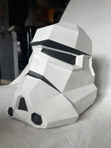 Casque de soldat impérial blanc sur canapé moderne