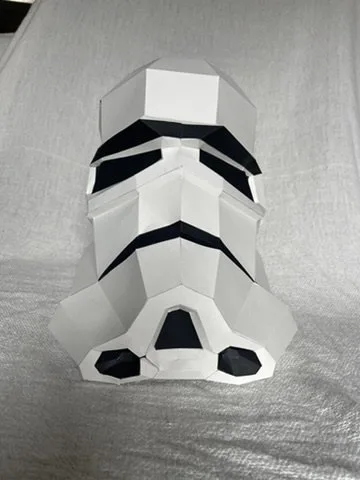 Casque Stormtrooper en papier blanc et détails noirs