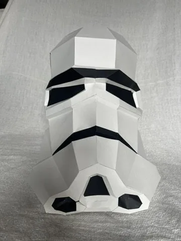Casque Stormtrooper blanc posé sur tissu bleu foncé