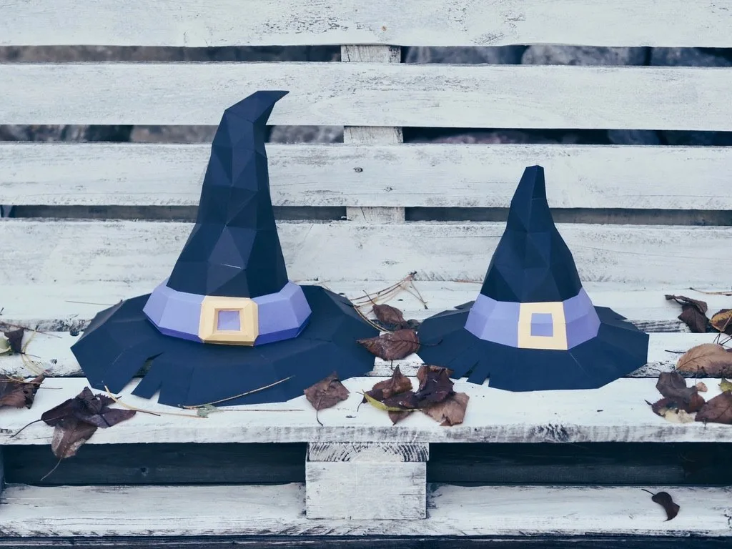 Chapeaux de sorcière bleus nuit à boucle violette et jaune