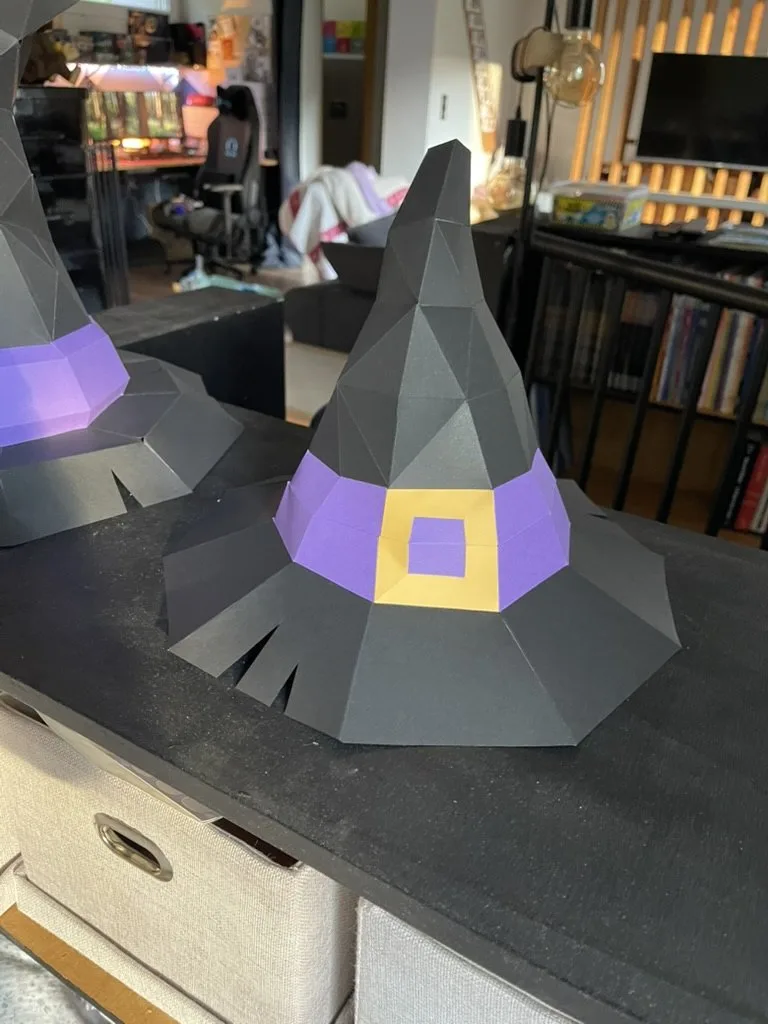 Chapeaux de sorcière noirs à boucle violette et jaune en intérieur