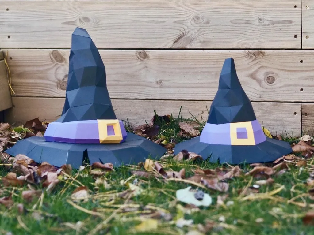 Chapeaux de sorcière noirs à ruban violet posés dans l herbe