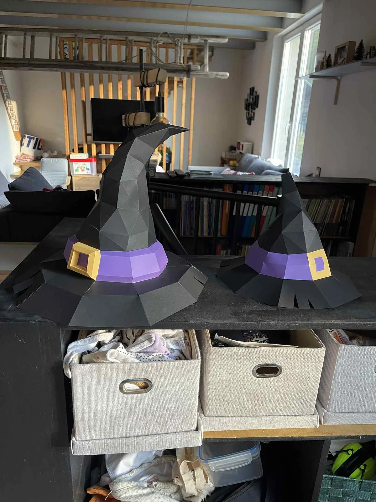 Chapeaux de sorcière noirs de tailles différentes sur meuble