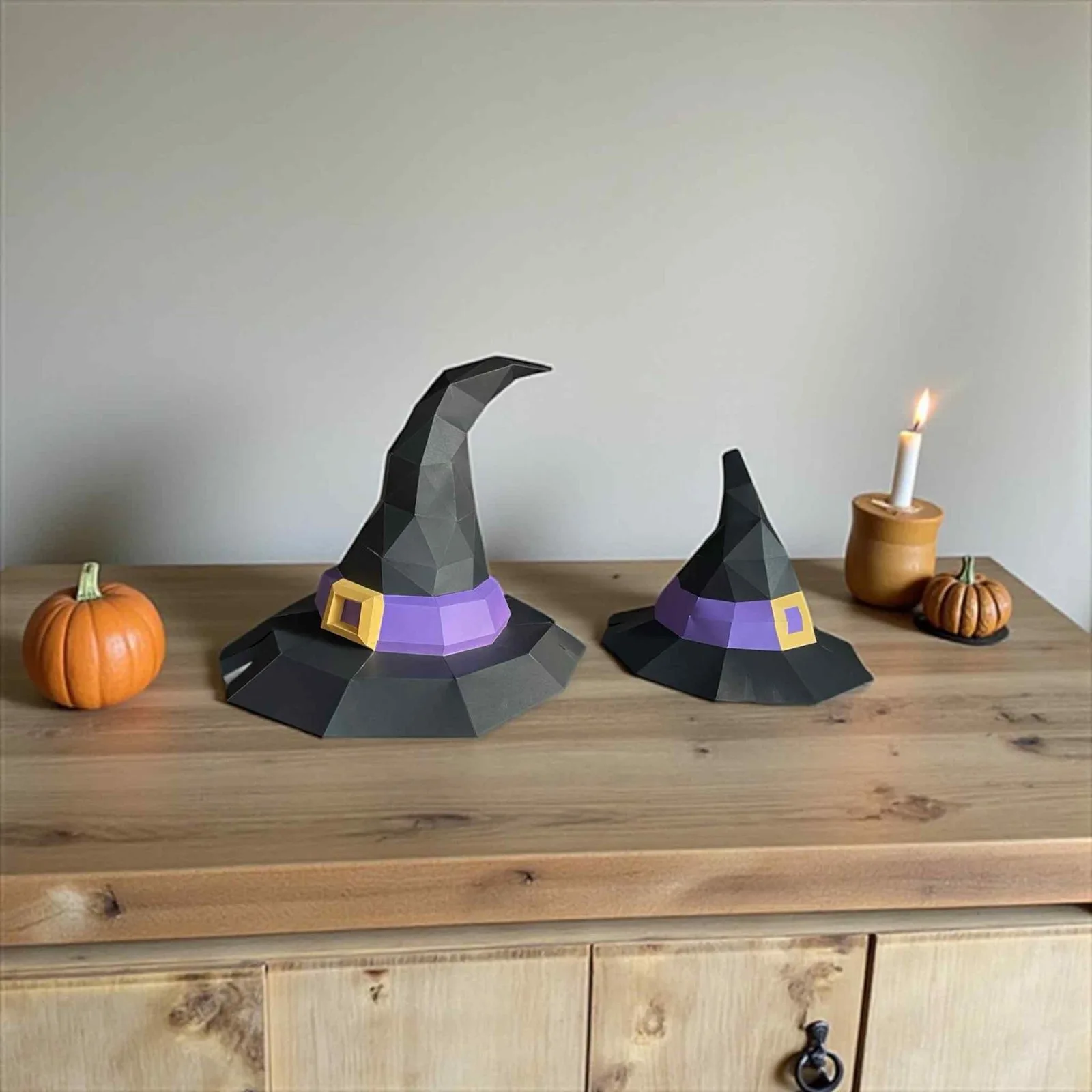 Chapeaux de sorcière noirs à bande violette et boucle dorée