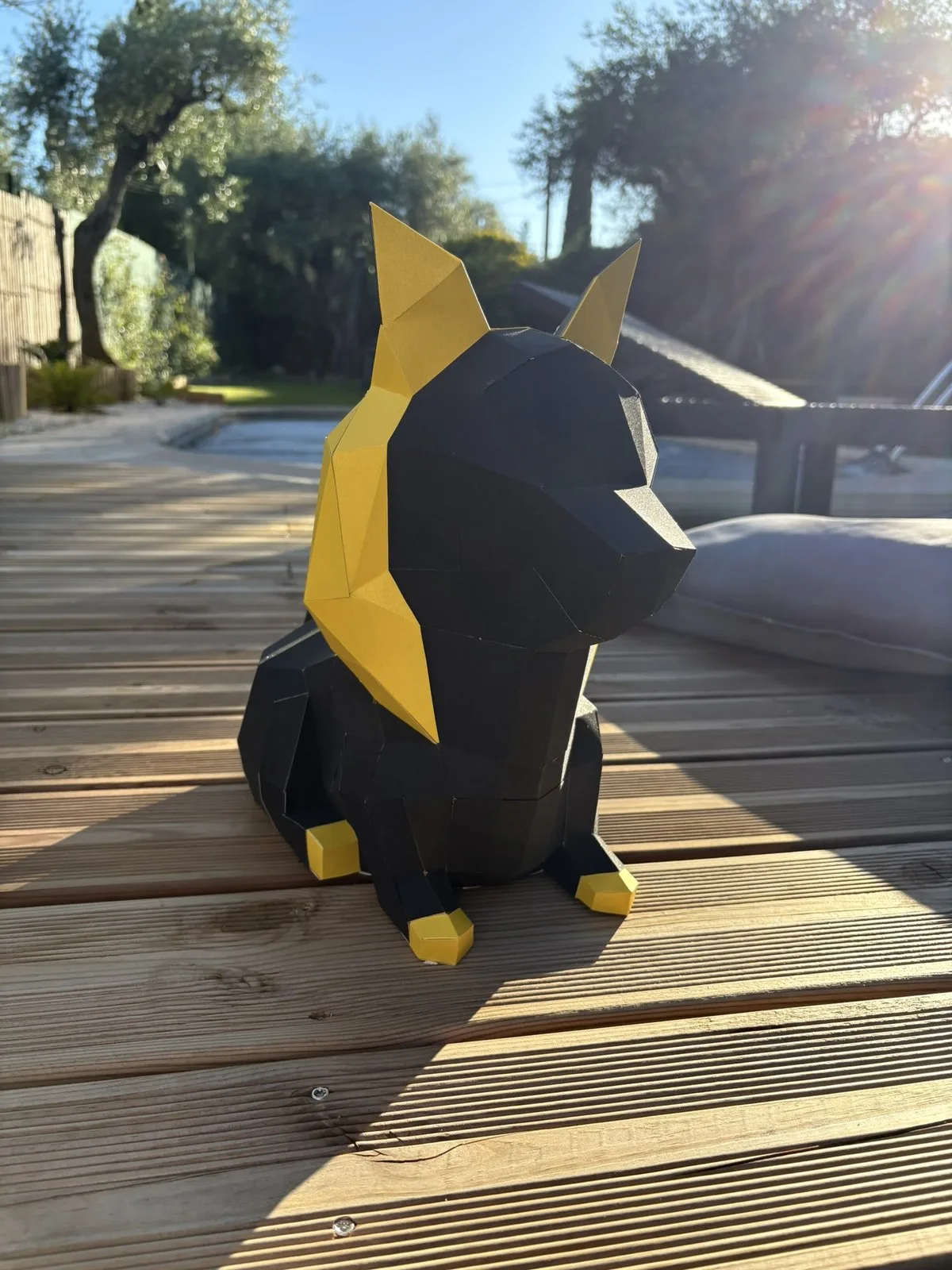 Chien en papier noir pailleté aux détails dorés