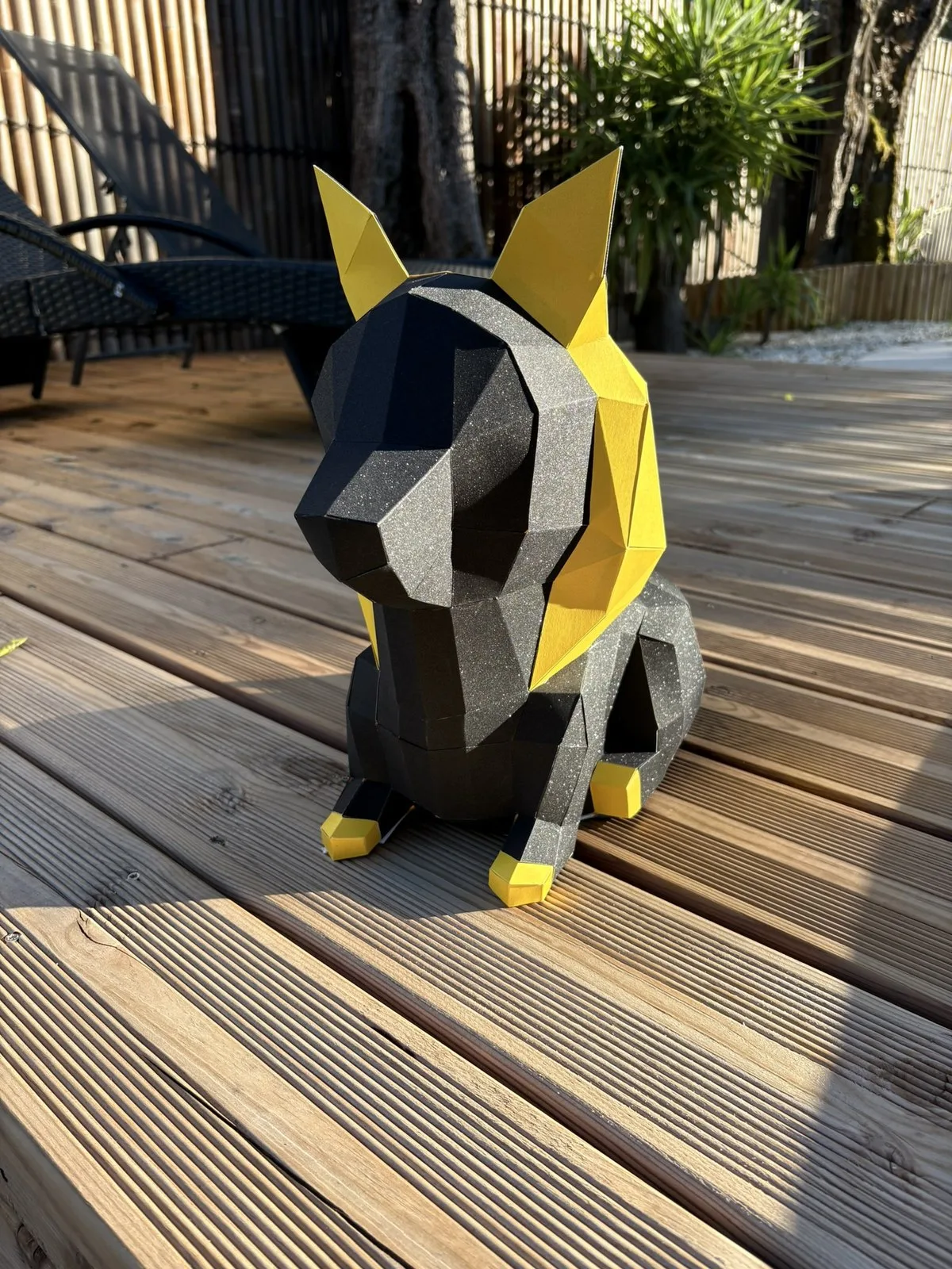 Chien papercraft presque terminé sur une terrasse