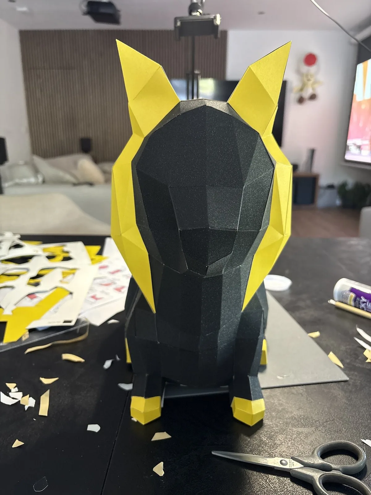 Montage d’un chien égyptien en papier sur table