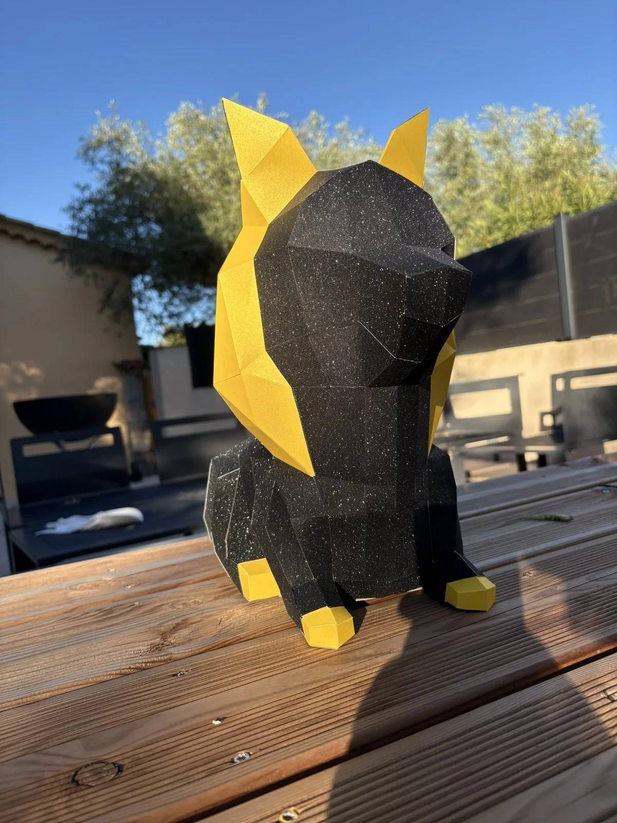 Gros plan d’un chien papercraft noir et or
