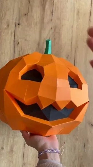 Citrouille orange souriante aux yeux découpés