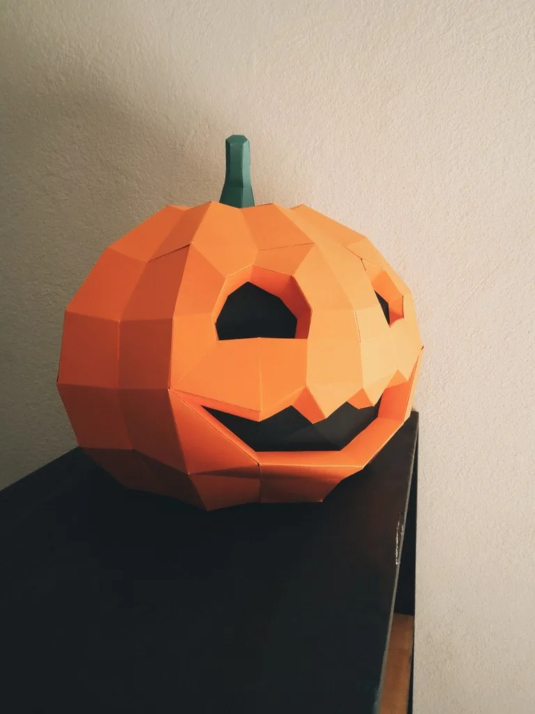 Citrouille d’Halloween souriante avec tige verte