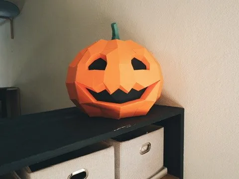 Citrouille d’Halloween posée sur une étagère