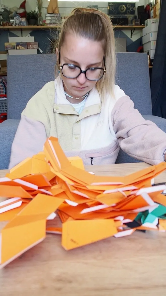 Assemblage des pièces orange d’une citrouille