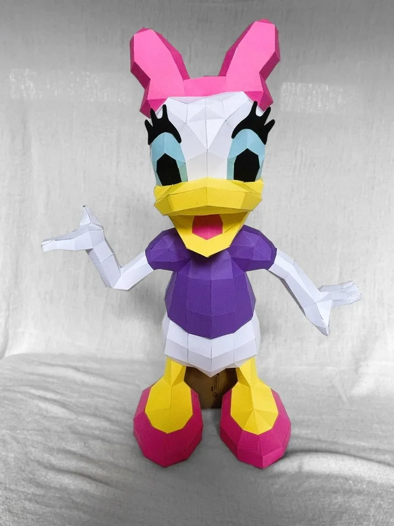Daisy Duck en papier avec robe violette et nœud rose