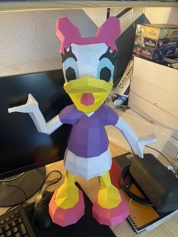 Daisy Duck en origami robe violette et accessoires roses