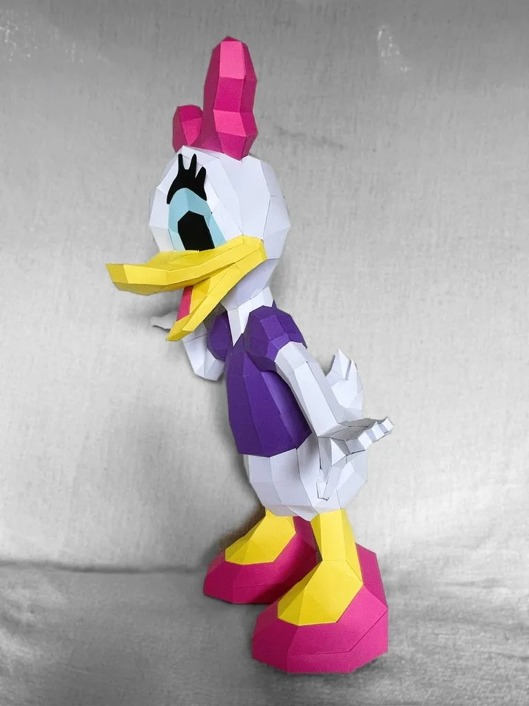 Canard Daisy en papier robe violette et nœud rose éclatant