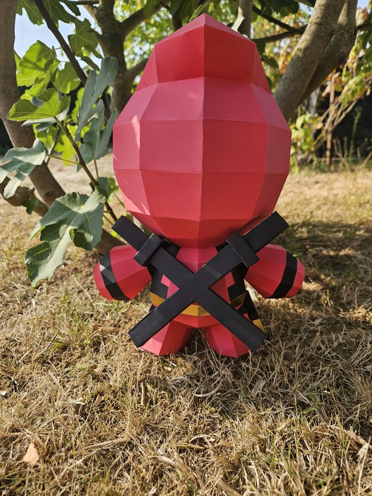 Bébé Deadpool en papercraft avec ses sabres croisés dans le dos