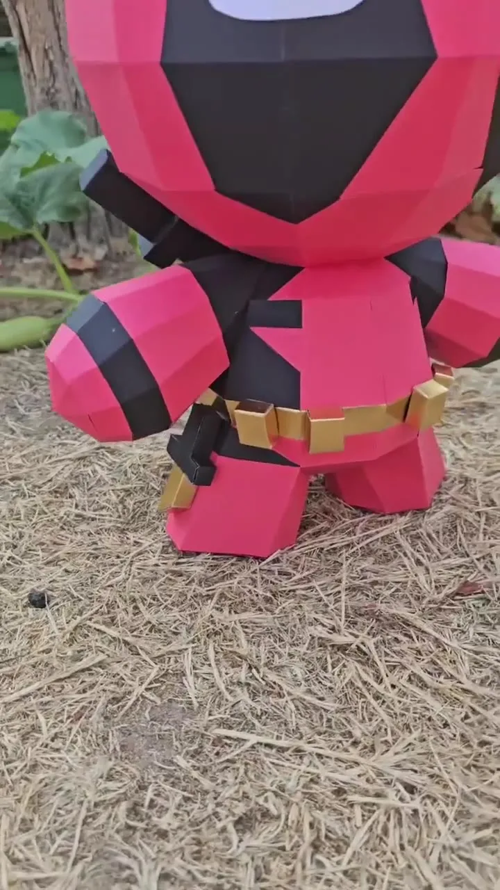 Bébé Deadpool en papercraft rouge et noir en extérieur