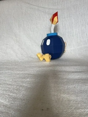 Bob-omb bleu de Mario avec mèche et pieds jaunes