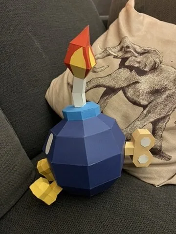 Bombe bleue à mèche allumée et clé dorée de Mario