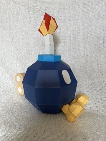 Bob-omb bleu aux pieds jaunes et mèche enflammée