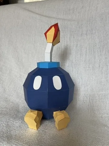 Créature bleue de Mario avec mèche allumée assemblée