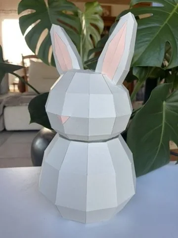 Lapin en papier gris et blanc aux oreilles roses