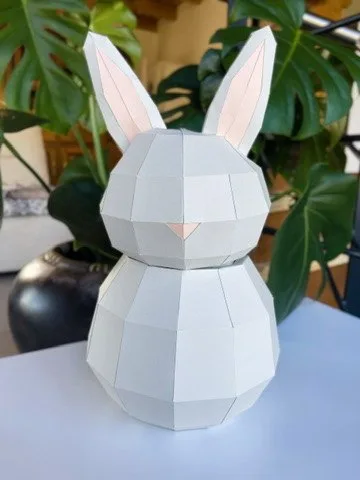Lapin stylisé en papier blanc aux longues oreilles roses