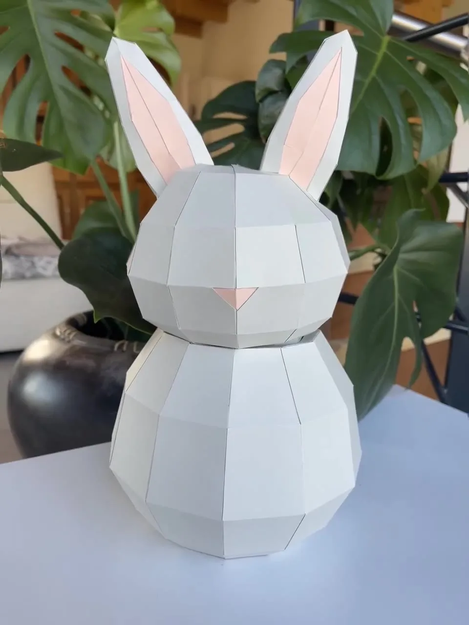 Lapin assis en papier avec intérieur d’oreilles rose