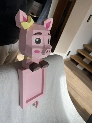 Cadre rose décoré d’une tête de cochon à couronne