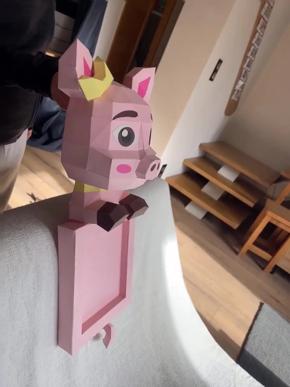 Tête de cochon rose avec couronne et nœud papillon