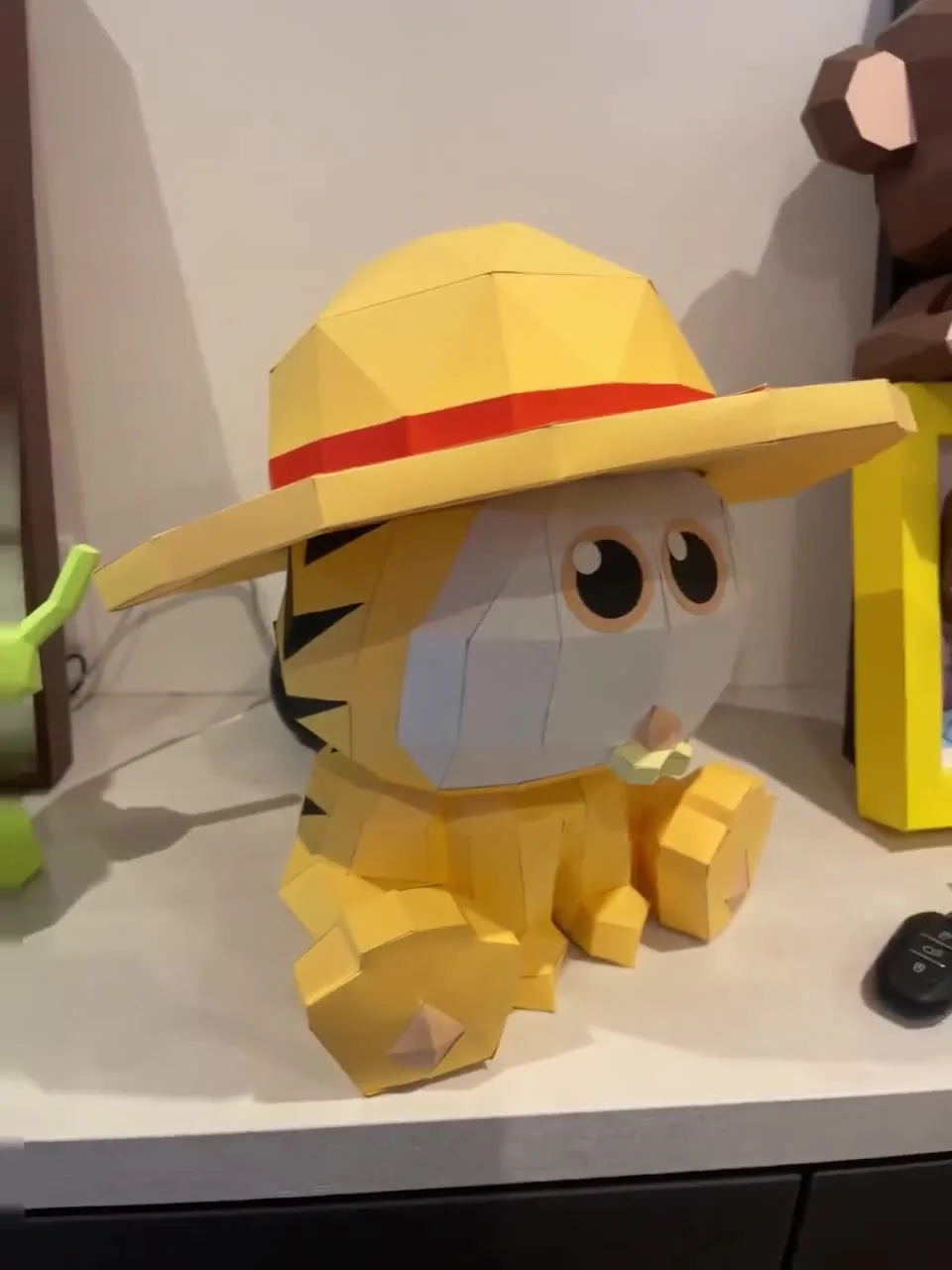 Papercraft de petit chat orange à gros yeux en origami 3D