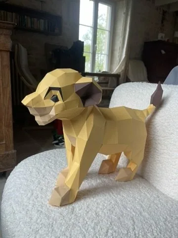 Simba jaune debout inspiré du Roi Lion sur fauteuil