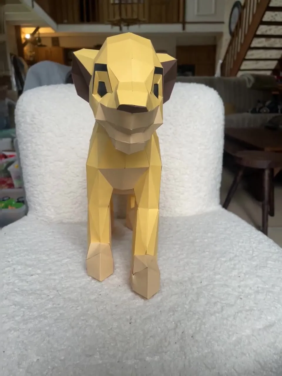 Jeune lion Simba aux oreilles brunes en position debout