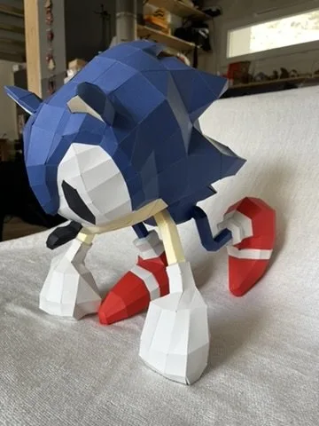 Figurine de Sonic bleu accroupi avec baskets rouges en papier
