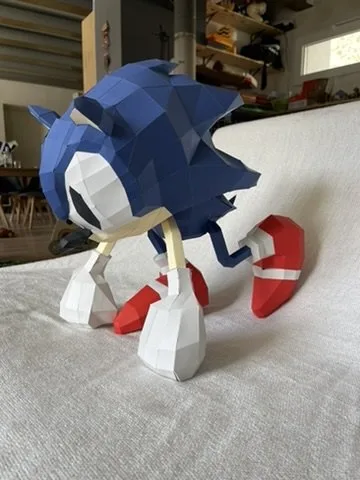 Sonic en papier accroupi détails bleus et chaussures rouges