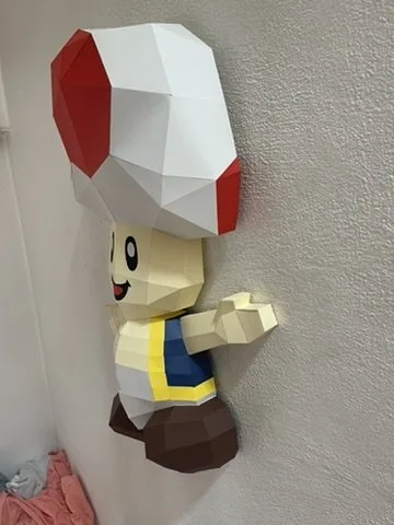 Toad mural en papier champignon rouge et gilet bleu joyeux