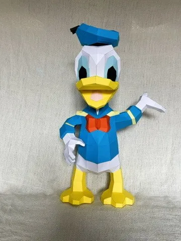 Donald Duck en papercraft debout avec veste bleue