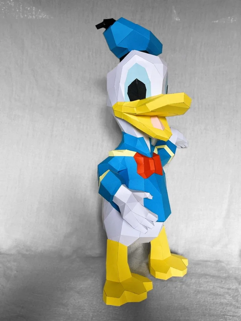 Donald Duck de profil en veste bleue et nœud rouge
