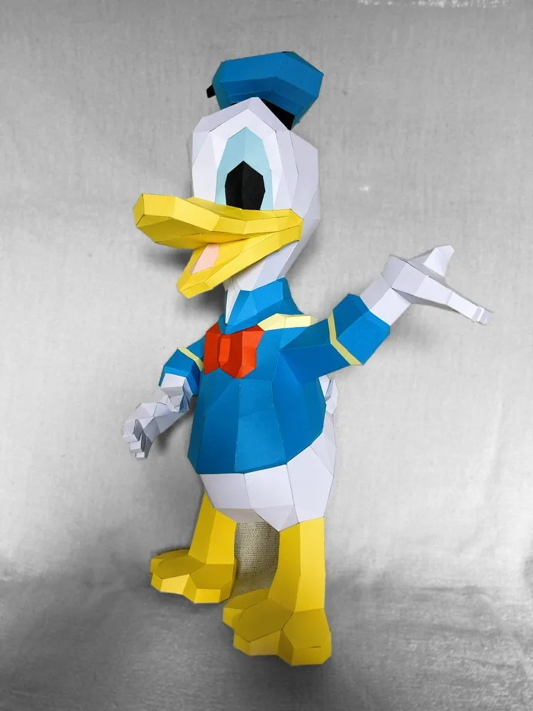Donald Duck en papercraft bras tendu trois quarts
