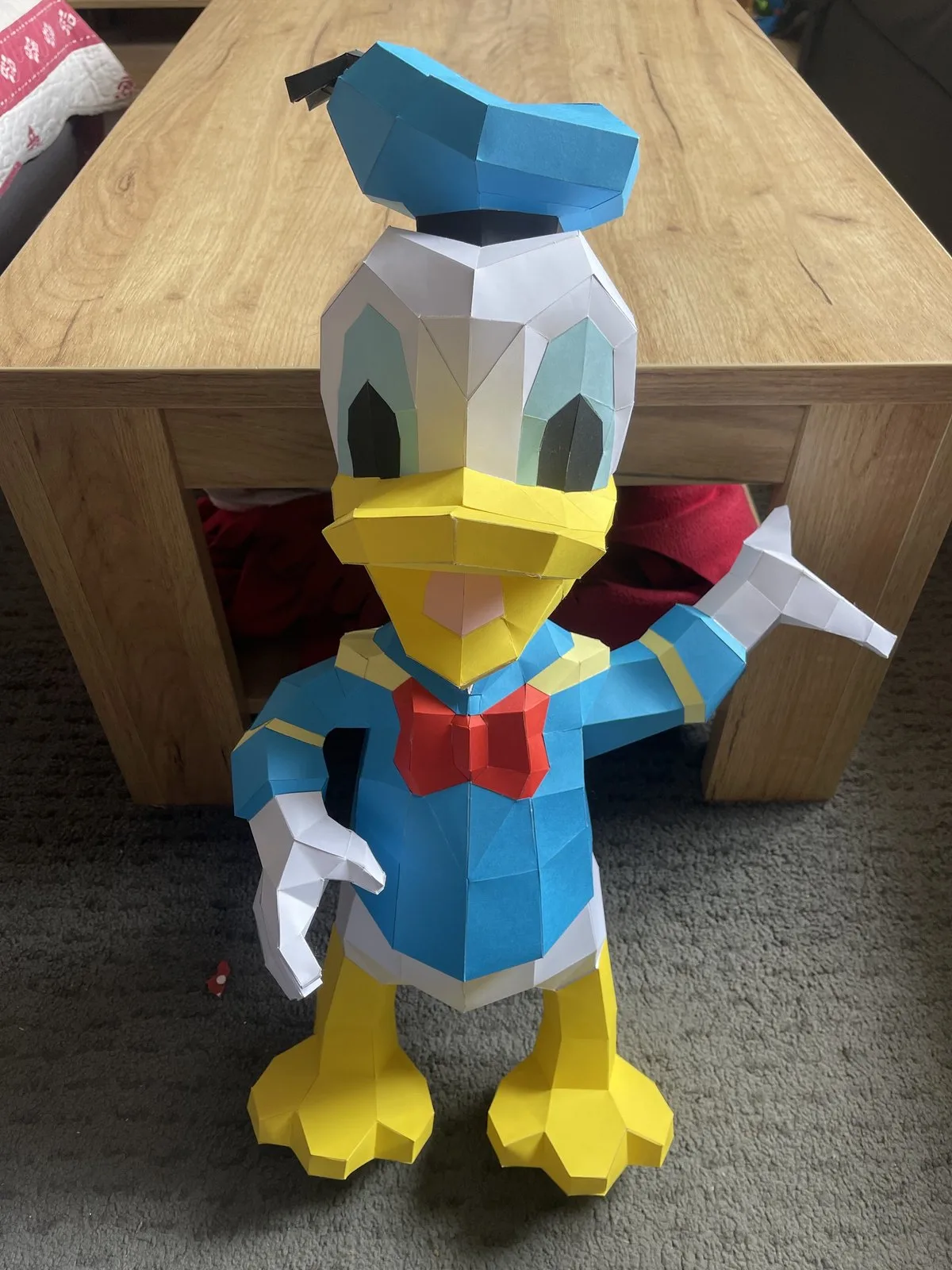 Donald Duck debout en tenue de marin bleu et rouge