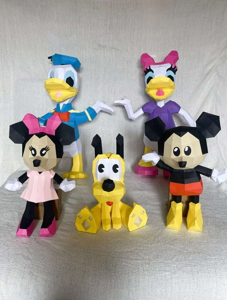 Donald Duck en origami 3D entouré de ses amis Disney