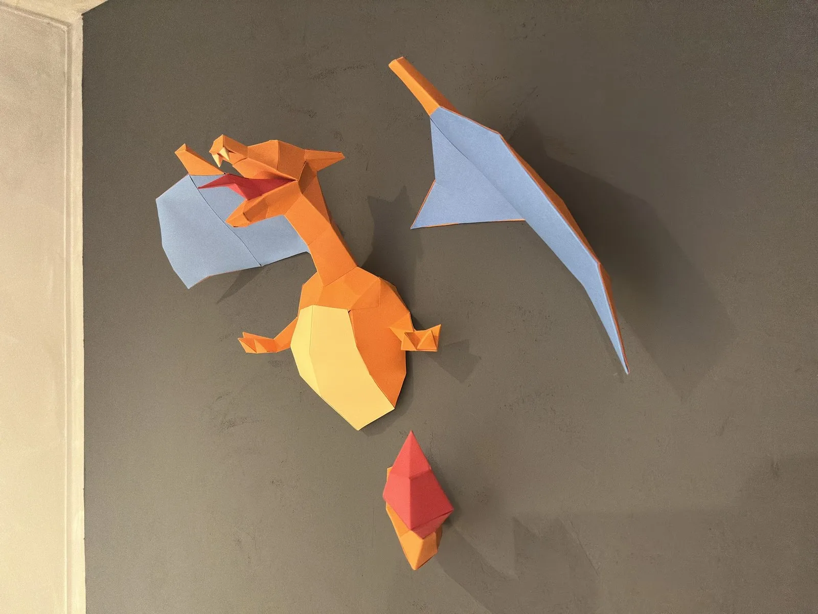 Dracaufeu mural orange aux ailes bleues et flamme en papier