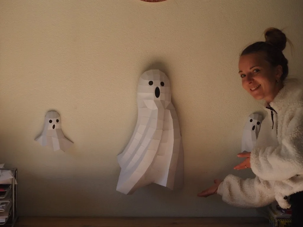 Fantômes muraux blancs de tailles variées pour Halloween