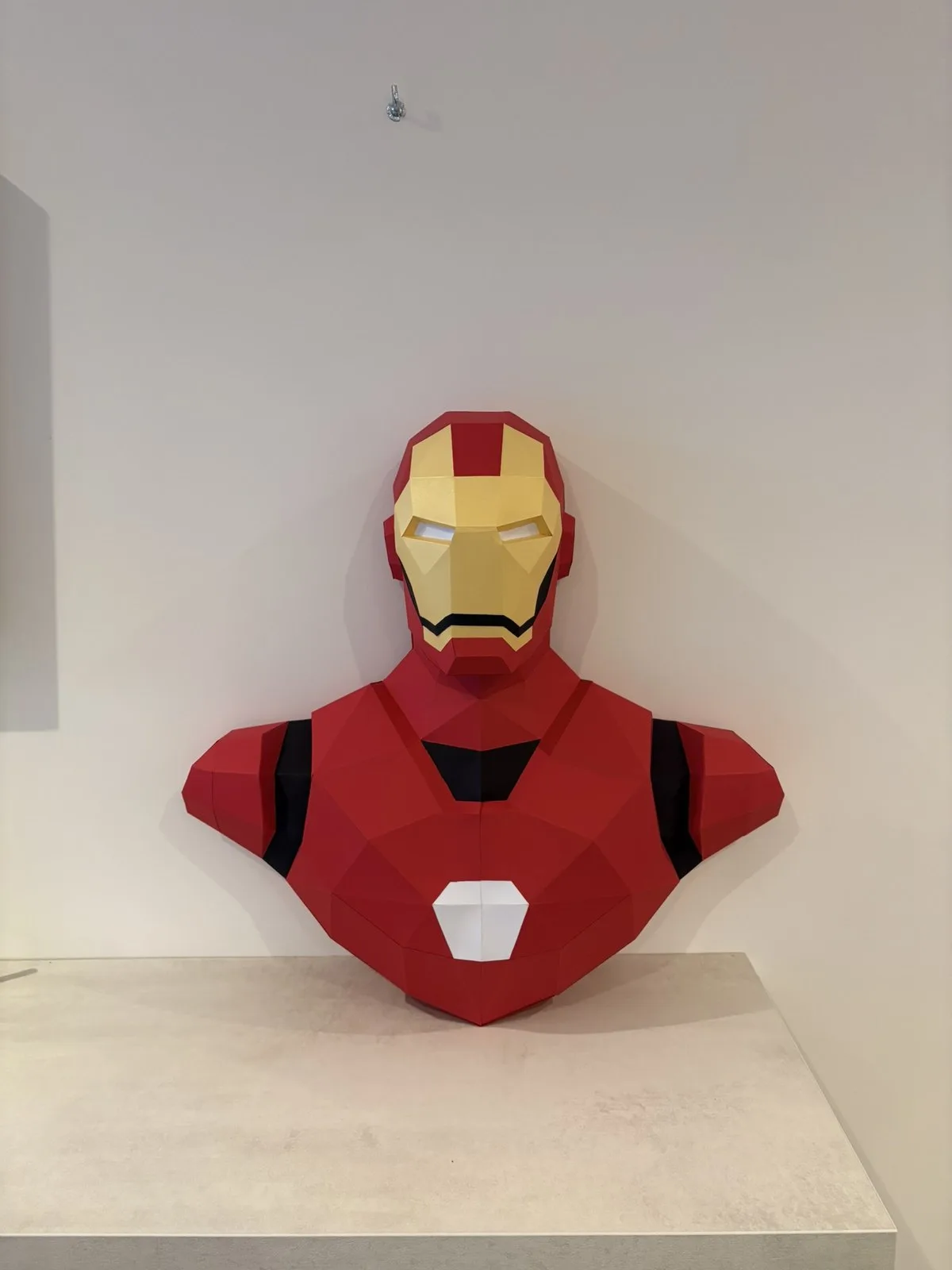 Buste Iron Man rouge et or accroché au mur salon