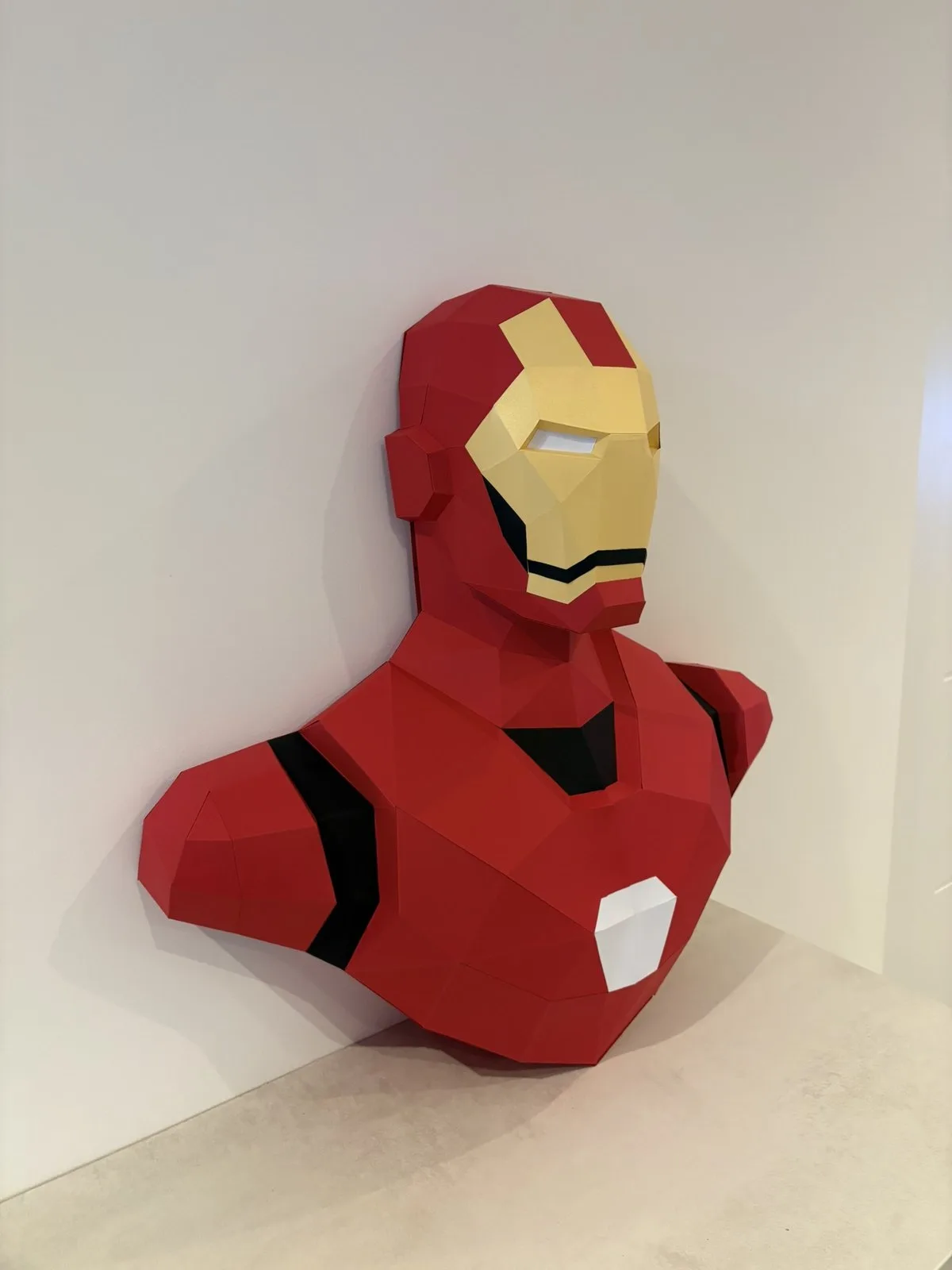 Buste mural Iron Man rouge et or sur fond blanc