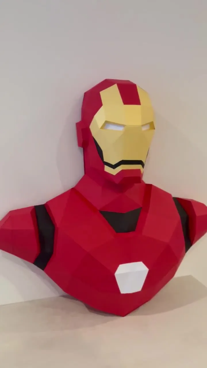 Buste Iron Man papercraft rouge et or contre mur blanc